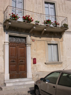 Palazzetto su piazza Tharolis